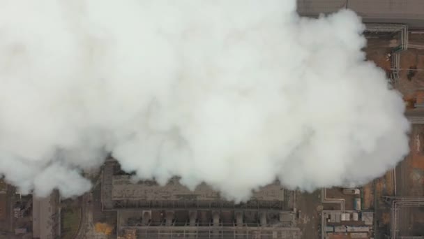 Luchtfoto 's. Emissie naar de atmosfeer door industriële leidingen. Smokestack pijpen beschoten met drone. Close-up. — Stockvideo