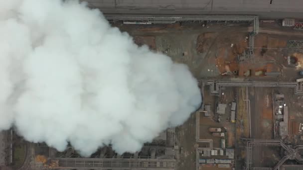 Vista aérea. Emisión a la atmósfera por tuberías industriales. Tubos de chimeneas disparados con drones. Primer plano . — Vídeos de Stock