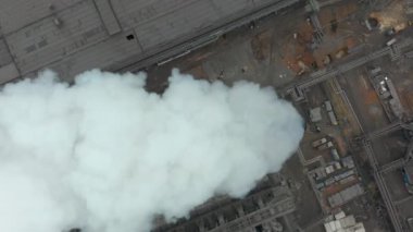 Endüstriyel boru emisyon atmosfere. Semt borular drone ile shooted. Hava, yakın çekim.