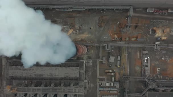 Emisión a la atmósfera por tuberías industriales. Tubos de chimeneas disparados con drones. Aérea, primer plano . — Vídeos de Stock
