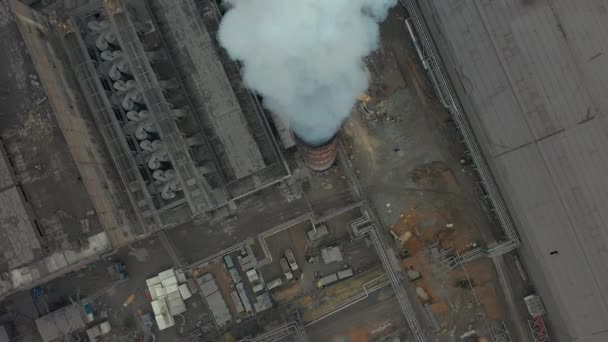 Emisión a la atmósfera por tuberías industriales. Tubos de chimeneas disparados con drones. Aérea, primer plano . — Vídeos de Stock