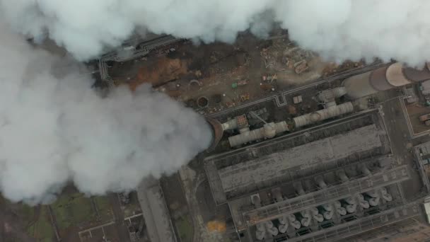向大气排放工业管道。烟囱管与无人机拍摄。空中，特写. — 图库视频影像