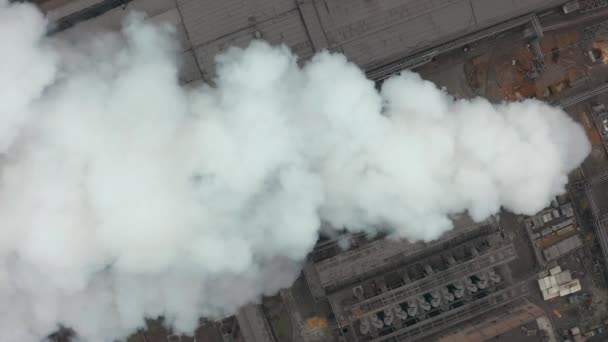 Zona industrial con un gran tubo de humo blanco grueso se vierte desde la tubería de la fábrica. Contaminación del medio ambiente: una tubería con humo. Vista aérea — Vídeo de stock