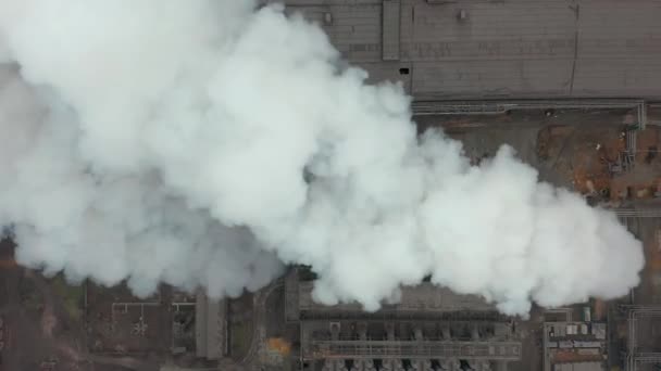 Промислова зона з великим трубним товстим білим димом виливається з заводської труби. Забруднення навколишнього середовища: труба з димом. Вид з повітря — стокове відео