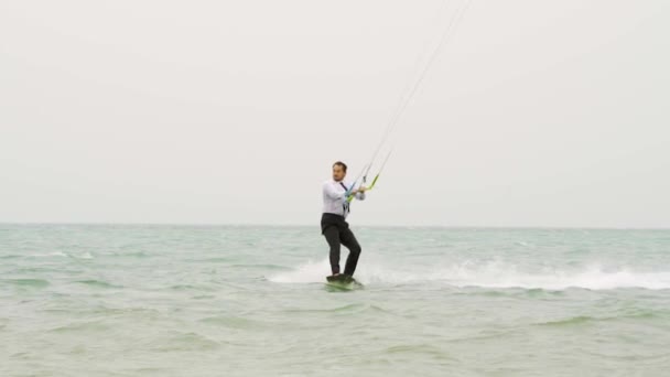 ビジネスマンは熱帯海で凧に乗るスローモーション — ストック動画