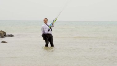 işadamı bir uçurtma tropikal okyanusa rides