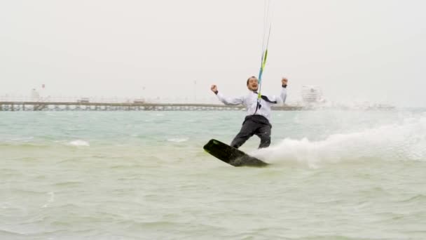 Junger Mann Kitesurfen im Meer, Extremsport im Sommer, Zeitlupe — Stockvideo