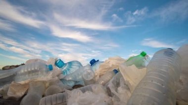 Timelapse. Kirli bir plastik şişe. Bulutlar arka plan