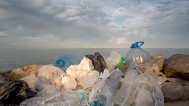 Timelapse. Kirli bir plastik şişe. Bulutlar arka plan