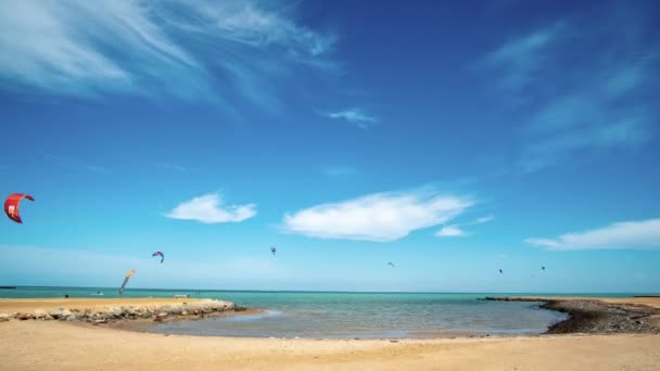 Kite surf. surfistas en la superficie azul del mar. hiperlapso — Vídeos de Stock