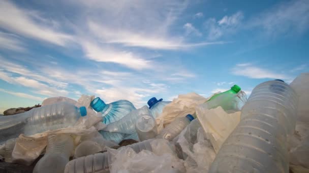 Timelapse. Bouteilles en plastique dans un pollué. Nuages fond — Video