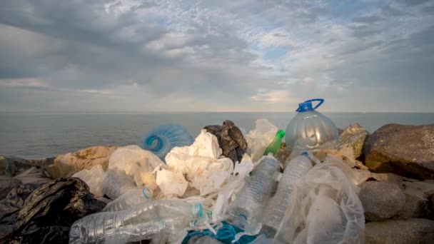 Timelapse Pollution sur la plage de la mer tropicale. Nuages fond . — Video