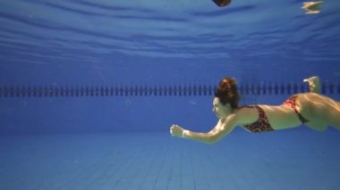 Yüzme havuzunda yavaş hareket