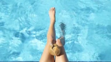 Havuzda sıçramasına kadın bacaklar. Genç kız