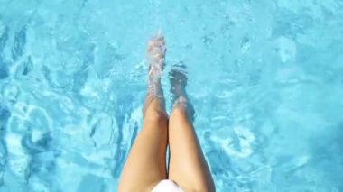 Havuzda sıçramasına kadın bacaklar. Genç kız