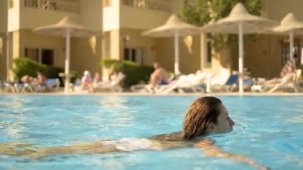 La fille nage dans la piscine — Video