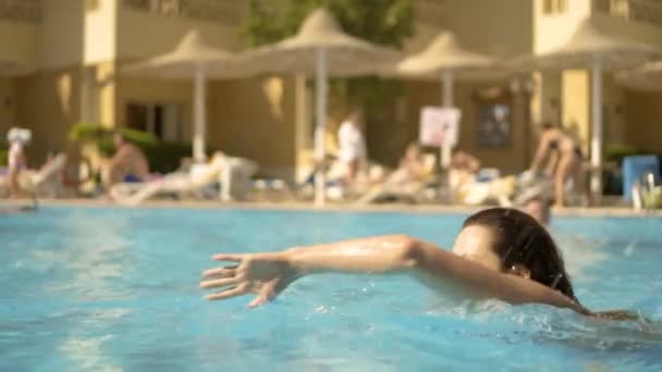 La chica atlética nada en la piscina — Vídeo de stock