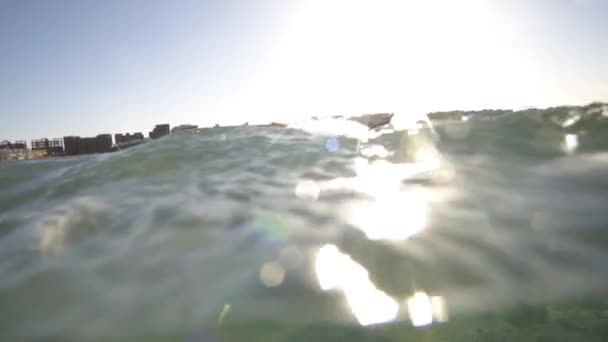 Kitesurfer salta y salpicadura de agua entra en la cámara — Vídeo de stock