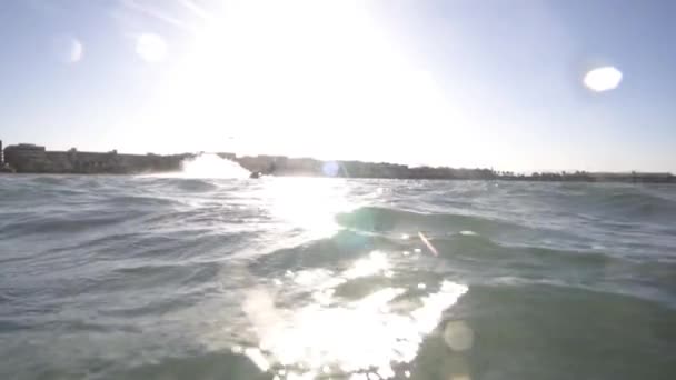 Kitesurfer springt en plons water gaat in de camera — Stockvideo