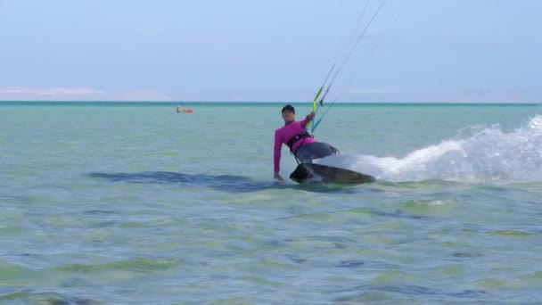 Girl Kite Surfing w zwolnionym tempie — Wideo stockowe