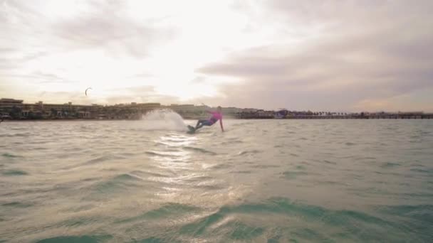 Kitesurfer Sprünge Und Wasserspritzer — Stockvideo