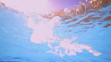 Okyanus çevre sorunu plastik kirliliği. Plastik torbalar, bardak, payet ve şişeleri denize atılan