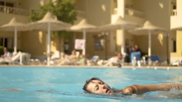 Nadando Piscina Câmera Lenta — Vídeo de Stock