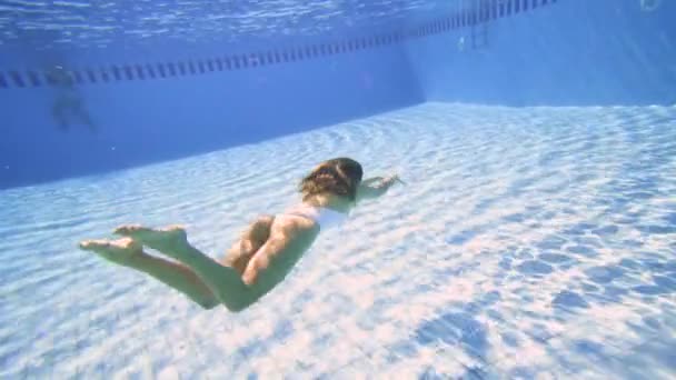 Attraktiv kvinna simning i poolen i slow motion — Stockvideo