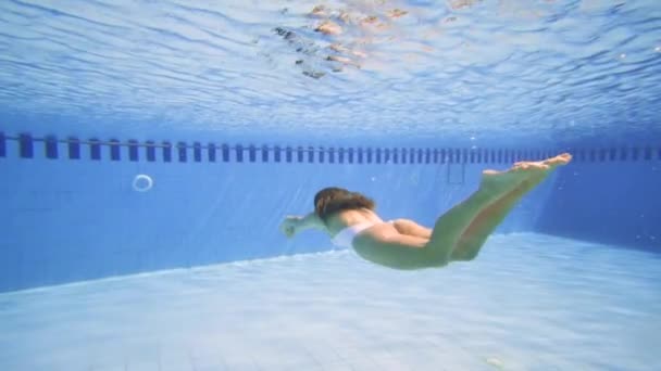 Attraktiv kvinna simning i poolen i slow motion — Stockvideo