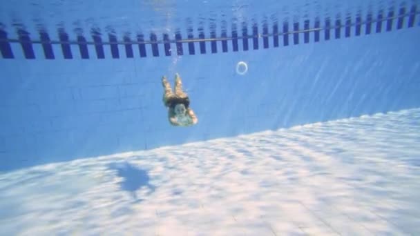 Mulher atraente nadando na piscina em câmera lenta — Vídeo de Stock