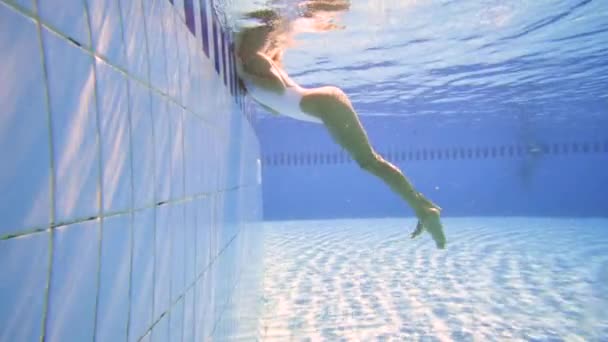 Vista de una chica sexy bajo el agua en la piscina — Vídeos de Stock