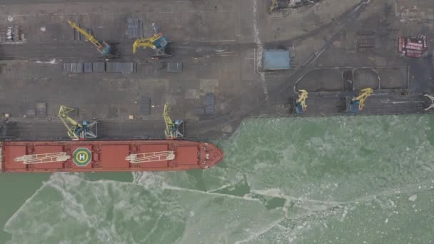 空中 4k uhd 画面货船与工作起重机桥梁在造船厂为物流进口出口背景, 顶视图 — 图库视频影像