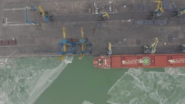 空中 4k uhd 画面货船与工作起重机桥梁在造船厂为物流进口出口背景, 顶视图 — 图库视频影像