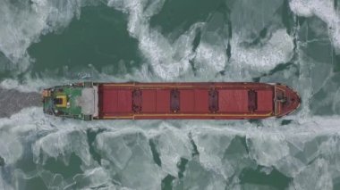 buzlar ile yavaşça gemisinin havadan görünümü