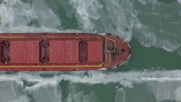 Вид с воздуха на корабль, медленно движущийся сквозь льдины — стоковое видео