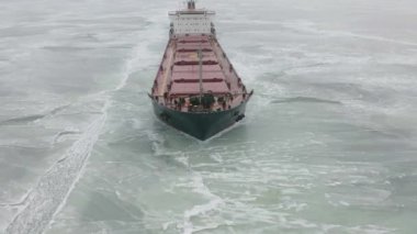 Dondurulmuş deniz aşırı kış koşulları hava atış üzerinde yelken kargo gemisi. Buzkıran teknesi tarafından yapılan dar fairway kanal yelken. Su taşıma sırasında Kuzey soğuk kış sezonu.
