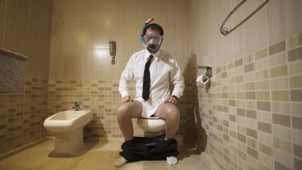 Бизнесмен в водолазной маске в туалете — стоковое видео