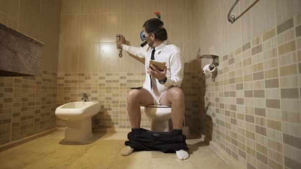 Zakenman in duikbril werken in het toilet — Stockvideo