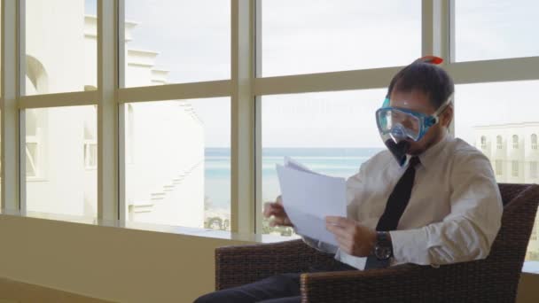 Podnikatel v hale v masce šnorchlování proti moři — Stock video