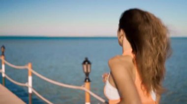 Genç bir kız günbatımında çalışır