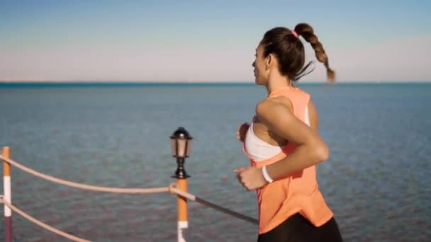 Correr mujer al aire libre playa ejecutar — Vídeo de stock