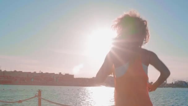 La jeune fille jogging au coucher du soleil — Video