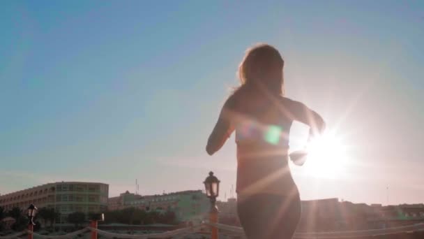 La jeune fille jogging au coucher du soleil — Video