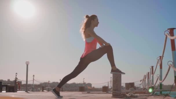 Die Frau wärmt sich vor einem Lauf auf — Stockvideo