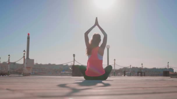 Jonge vrouw oefenen yoga op het strand. — Stockvideo