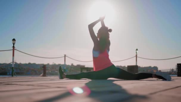 Girl doing split twine. Hanumanasana, monkey pose. The woman practic yoga, Sport, healthy lifestyle concept. — Stock Footage Girl doing split twine. Hanumanasana, monkey pose. The woman practic yoga, Sport, healthy lifestyle concept. Video Clip