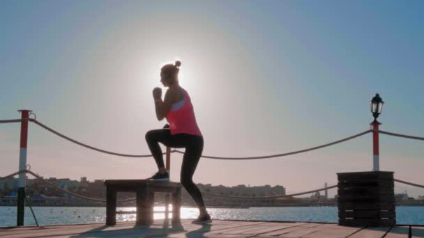 La chica entrena en la calle — Vídeos de Stock