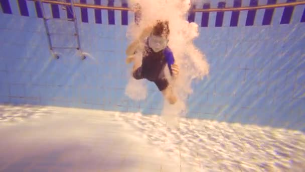 Underwater liten unge i poolen med mask — Stockvideo