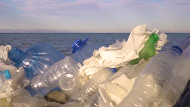 Verontreiniging: garbages, plastic en afval op het strand na winterstormen — Stockvideo