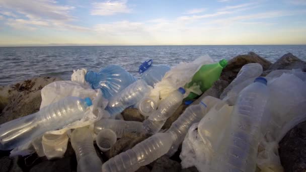 Contaminación plástica en el problema ambiental oceánico. Vasos de plástico, bolsas de transporte, botellas y pajitas vertidas en el mar — Vídeos de Stock